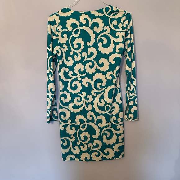 Diane Von Furstenberg V-Neck Long Sleeve Green and White Sheath Dress - Picture 2 of 4